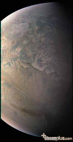 Awan dan spot merah di atas planet Jupiter