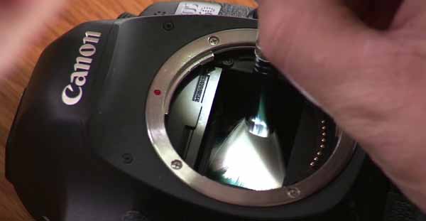 Cara membersihkan debu di dalam lensa kamera depan hp