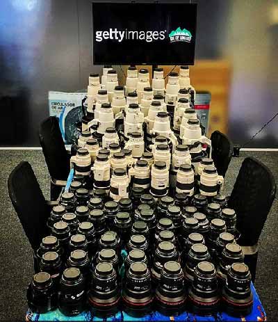 Perlatan camera dari Tim Getty Images satu fotografer membawa beban 25kg