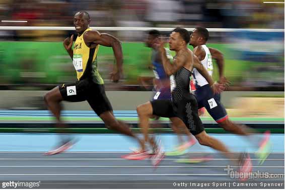 Foto pelari tercepat di dunia Usainbolt sambil melirik ke camera
