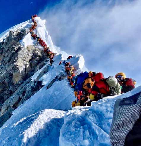 Gunung Everest pendaki pecahkan rekor pendakian terbanyak mencapai puncak Mei 2019