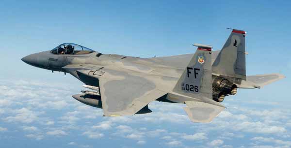 Pesawat F-15 dengan mesin ganda
