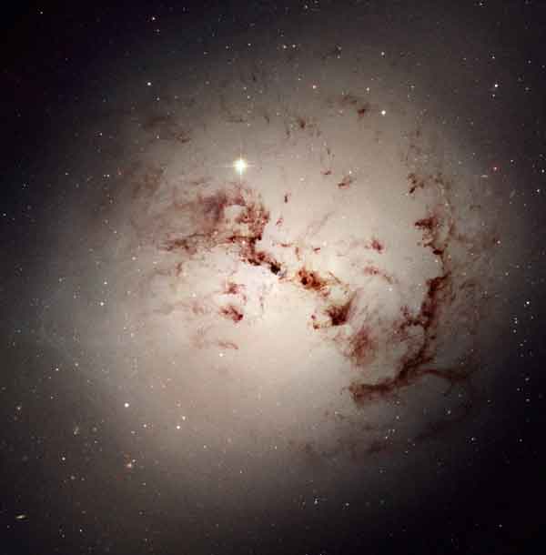 Galaksi NGC 1316 zoom