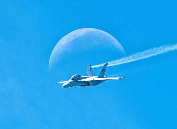 Fotografer James Neiss abadikan jet F18 Hornet momen tepat di depan bulan dengan lensa 600mm