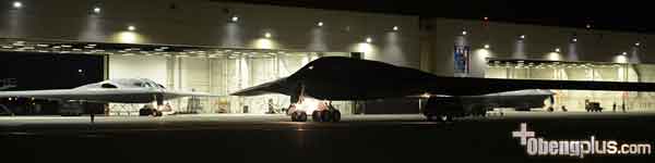 Pesawat pembom B2 Spirit Stealh Bomber melakukan serangan di 
Libia
